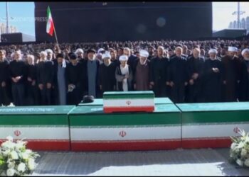 Los otros hijos de Khamenei aparecen en su funeral en Irán, mientras el nuevo líder supremo permanece oculto