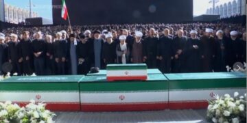 Los otros hijos de Khamenei aparecen en su funeral en Irán, mientras el nuevo líder supremo permanece oculto