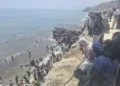 Miles de migrantes entran en Ceuta a pie por el espigón fronterizo
