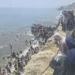 Miles de migrantes entran en Ceuta a pie por el espigón fronterizo