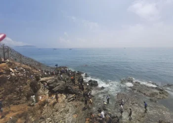 Miles de migrantes entran en Ceuta a pie por el espigón fronterizo