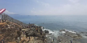 Miles de migrantes entran en Ceuta a pie por el espigón fronterizo