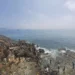 Miles de migrantes entran en Ceuta a pie por el espigón fronterizo