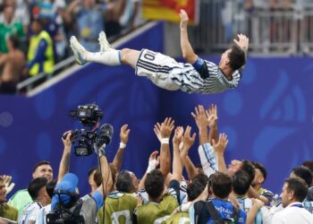 Messi y Argentina se levantan de la lona, vencen 3-2 a Egipto y avanzan a cuartos del Mundial