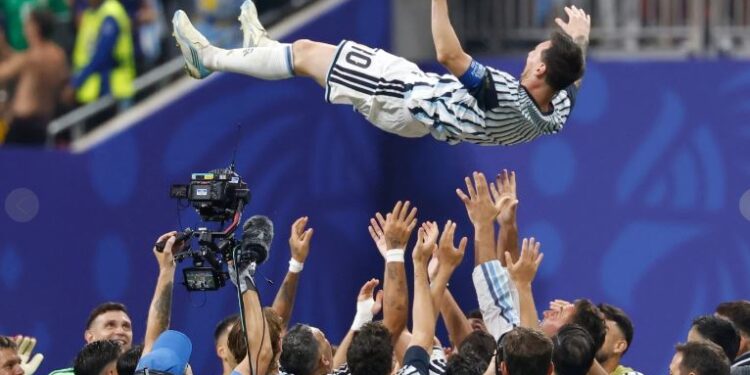 Messi y Argentina se levantan de la lona, vencen 3-2 a Egipto y avanzan a cuartos del Mundial