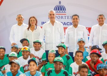 Presidente Abinader inaugura play en Samaná