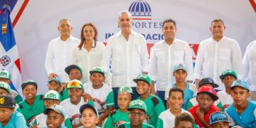 Presidente Abinader inaugura play en Samaná