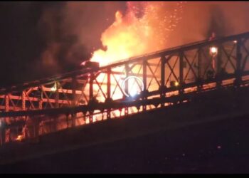 Puente de Brooklyn se incendia durante fuegos artificiales