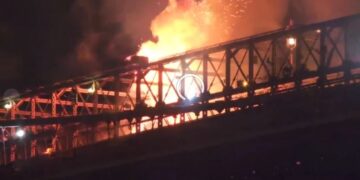 Puente de Brooklyn se incendia durante fuegos artificiales