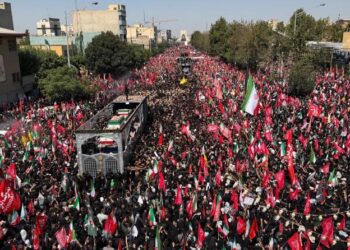 Dolientes abarrotan procesión fúnebre en Teherán por líder supremo irán, el ayatolá Alí Jamenei