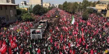 Dolientes abarrotan procesión fúnebre en Teherán por líder supremo irán, el ayatolá Alí Jamenei