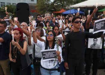 Al tiempo que termina rescate tras sismos, venezolanos se quedan solos para recuperar a sus muertos
