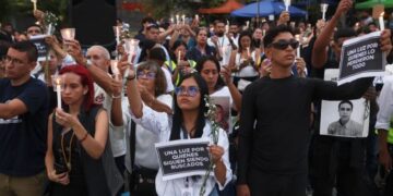 Al tiempo que termina rescate tras sismos, venezolanos se quedan solos para recuperar a sus muertos
