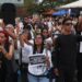 Al tiempo que termina rescate tras sismos, venezolanos se quedan solos para recuperar a sus muertos