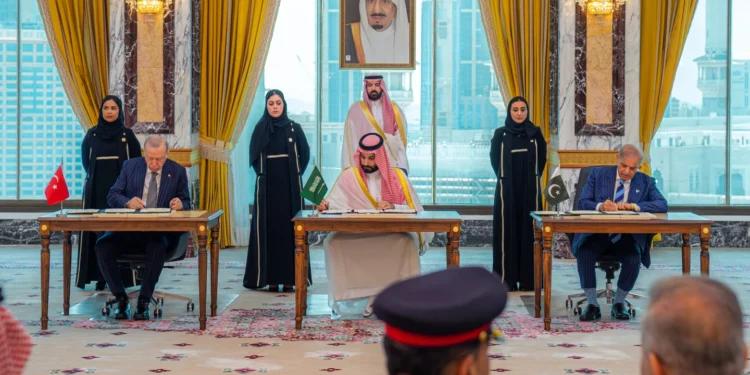 Arabia Saudí, Turquía y Pakistán firman acuerdo clave de defensa