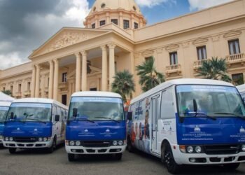 Gobierno otorga 40 nuevos autobuses a estudiantes universitarios