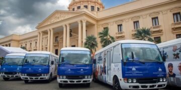 Gobierno otorga 40 nuevos autobuses a estudiantes universitarios