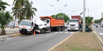Una prohibición ignorada por años la circulación de vehículos pesados por el malecón