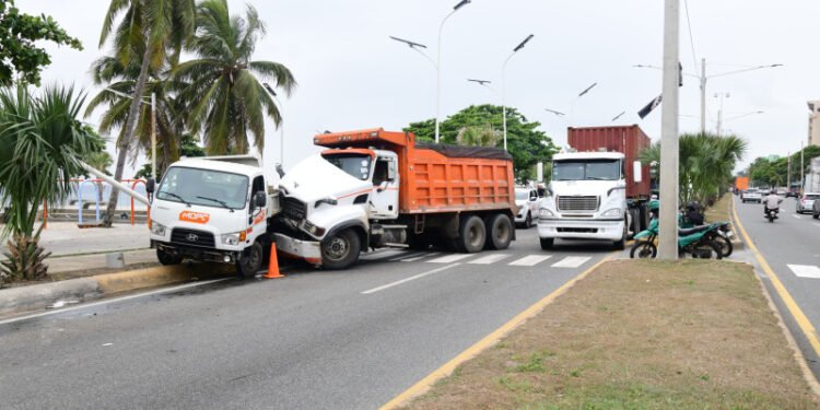 Una prohibición ignorada por años la circulación de vehículos pesados por el malecón