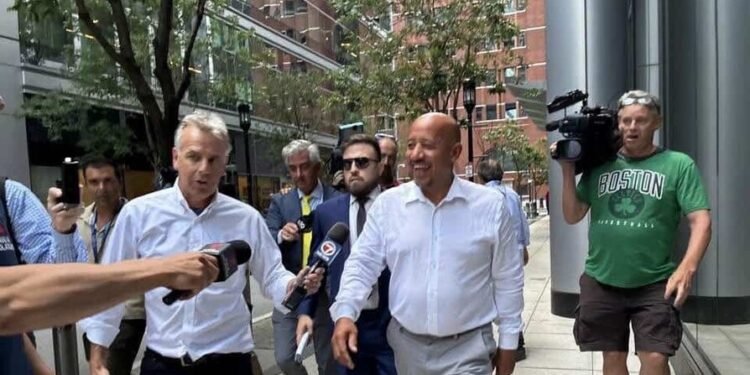 Alcalde de Lawrence obtiene libertad bajo condiciones, tras acusarlo de fraude