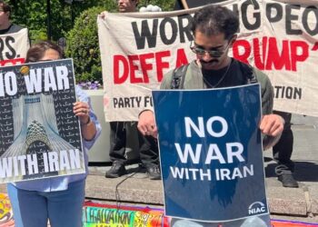 Neoyorquinos piden que cese conflicto en Irán y lamentan vidas perdidas