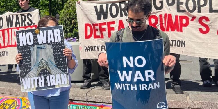 Neoyorquinos piden que cese conflicto en Irán y lamentan vidas perdidas