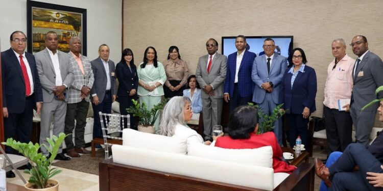 FOPPPREDOM y pleno de la JCE sostienen encuentro de trabajo con treinta partidos politicos