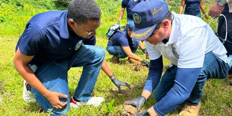 MIDE siembra esperanza y protege el agua mediante Jornada de Reforestación en Manabao