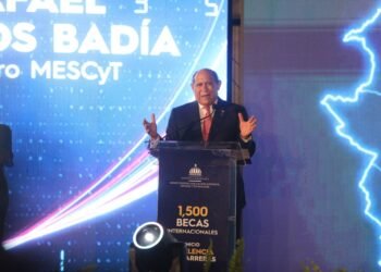 MESCyT entrega 1,500 becas internacionales y deja iniciado el programa «Excelencia sin Barreras»