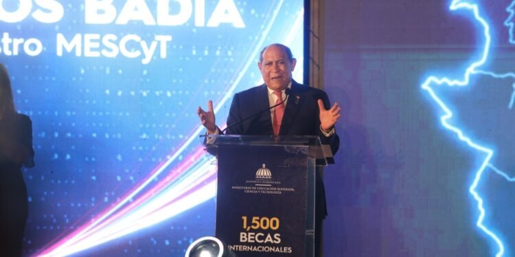 MESCyT entrega 1,500 becas internacionales y deja iniciado el programa «Excelencia sin Barreras»