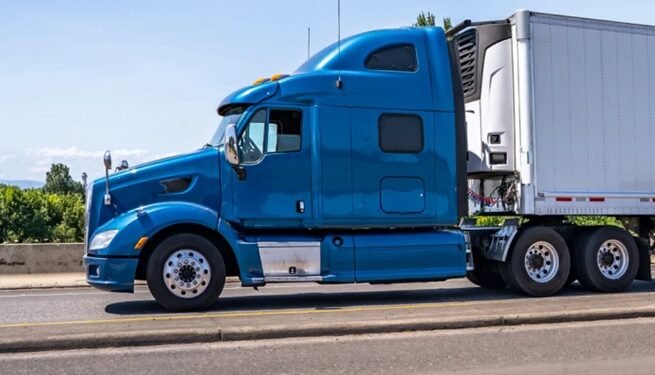 Más de 800 camioneros extranjeros fueron retirados de circulación en EE. UU. ; cientos de dominicanos conducen