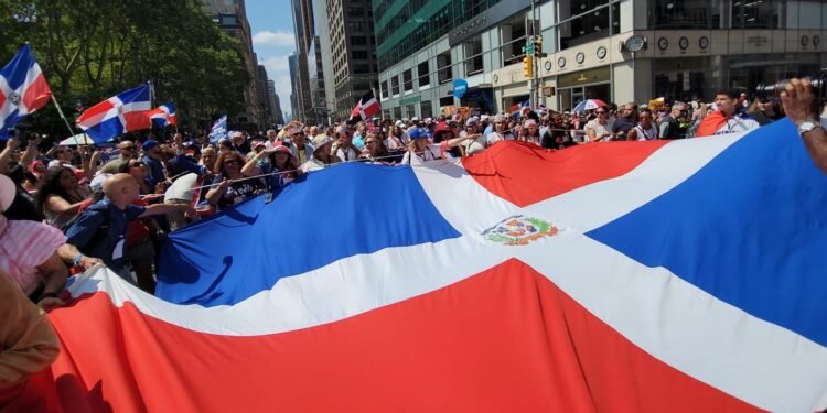 Estiman rotura de tradiciones empañaron este año lucidez desfiles dominicanos en NYC; por primera vez no asiste un cónsul de RD