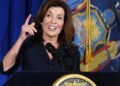 Rechaza excesos ICE en NY y da hasta el 25 de este mes para cesar acuerdos con 12 agencias; dominicanos apoyan