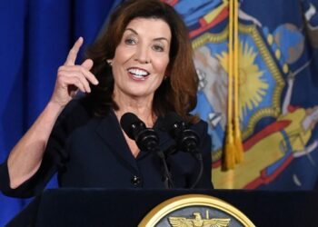 Rechaza excesos ICE en NY y da hasta el 25 de este mes para cesar acuerdos con 12 agencias; dominicanos apoyan