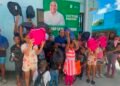Víctor Pavón entrega a cientos de niños y niñas en Villa Mella.