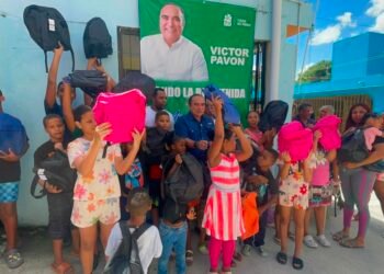 Víctor Pavón entrega a cientos de niños y niñas en Villa Mella.