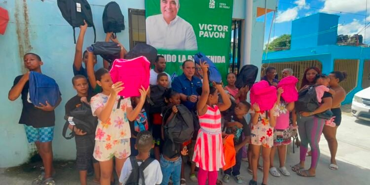 Víctor Pavón entrega a cientos de niños y niñas en Villa Mella.