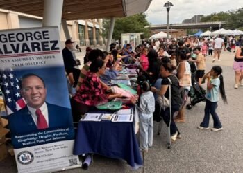 Asambleísta estatal D-78 entrega útiles escolares a familias escasos recursos en El Bronx