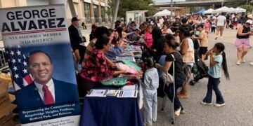 Asambleísta estatal D-78 entrega útiles escolares a familias escasos recursos en El Bronx