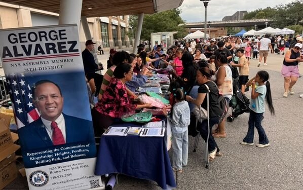 Asambleísta estatal D-78 entrega útiles escolares a familias escasos recursos en El Bronx