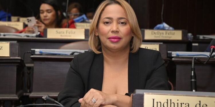Indhira De Jesús impulsa proyecto para acumular fondos no utilizados en medicamentos