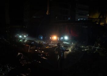 Al menos 132 muertos y cientos de heridos por el seísmo de magnitud 7,4