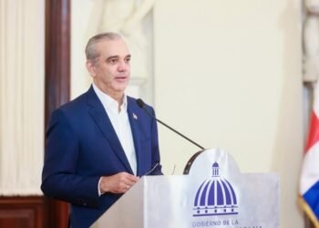 Abinader aboga por la libre competencia en telecomunicaciones para reducir tarifas y mejorar el servicio