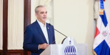 Abinader aboga por la libre competencia en telecomunicaciones para reducir tarifas y mejorar el servicio