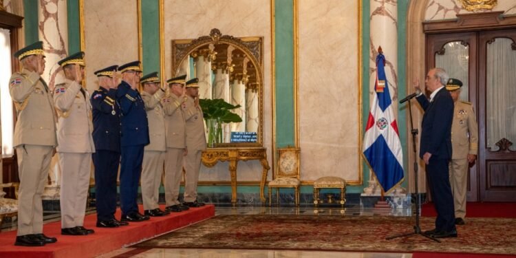 Abinader juramento a nuevos comandantes del Ejército y Fuerza Aérea y al director de la PN