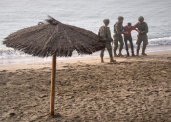 España instala barrera marítima entre Ceuta y Marruecos tras irrupción masiva de migrantes