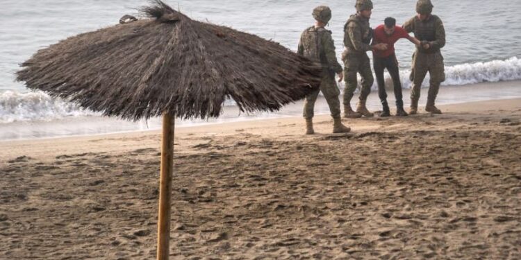 España instala barrera marítima entre Ceuta y Marruecos tras irrupción masiva de migrantes