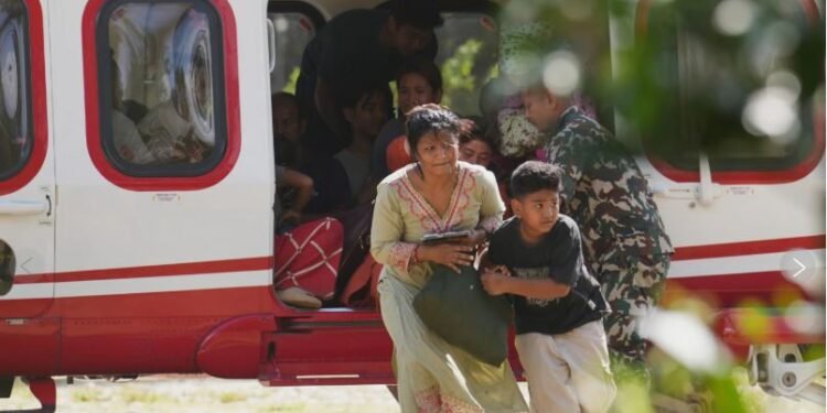 Sube cifra de muertos de inundación en frontera entre Nepal y China; sigue rescate de sobrevivientes
