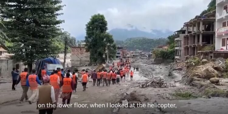 Superan los 950 los muertos por las inundaciones en Nepal y China