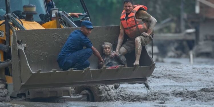Inundaciones dejan más de 550 desaparecidos en el Tíbet y al menos 162 muertos en Nepal